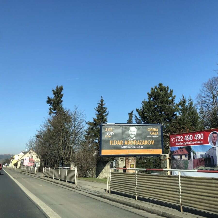 Reklamný výtlačok na samostatnej konštrukcii pri ceste