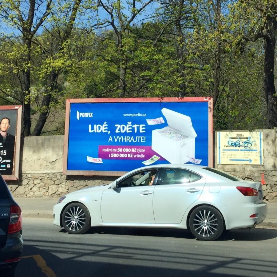 Reklamný výtlačok na billboarde pri ceste