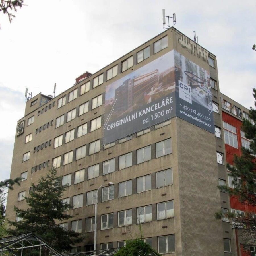 Reklamná sieť upevnená na fasáde administratívnej budovy