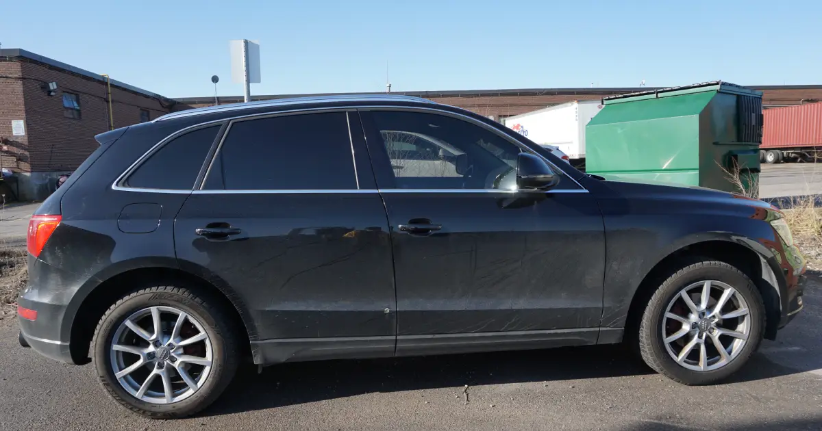 Audi Q5 pred polepom s pôvodnou tmavosivou karosériou
