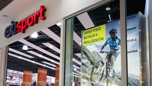 Priestorové svetelné písmená EXIsport nad vstupom do predajne