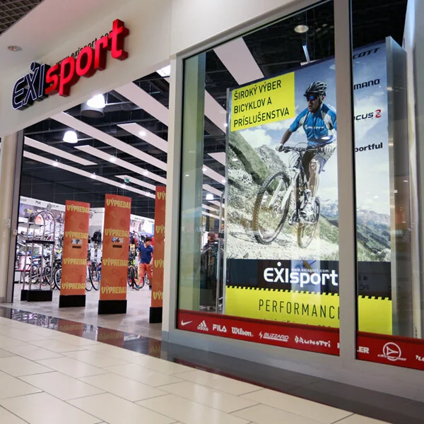 Priestorové svetelné písmená EXIsport nad vstupom do predajne