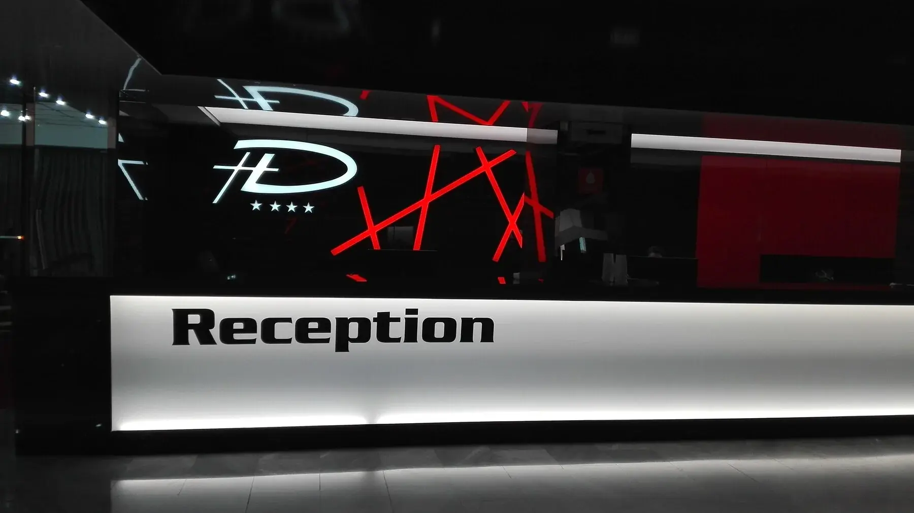 Recepčný pult so svetelným panelom a presvetleným logom