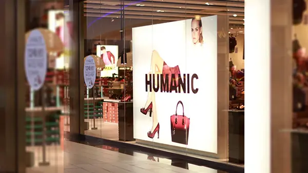 Presvetlený reklamný panel vo výklade predajne HUMANIC