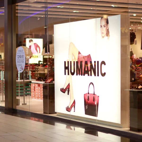 Presvetlený reklamný panel vo výklade predajne HUMANIC